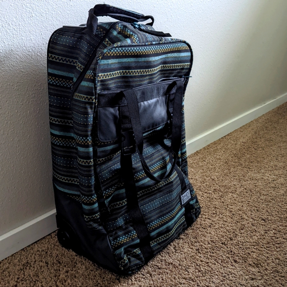 Dakine Womens Avenue Roller 39L Carry-On Bag, Mojave Print